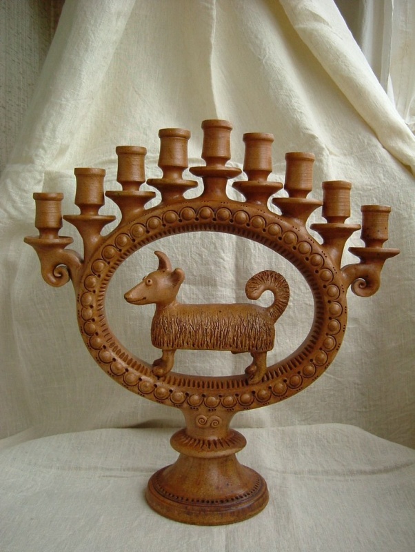 картинка Т. Лощинина Девятисвечник с собачкой