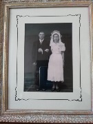 Оформление старой свадебной фотографии. Мы постарались сохранить налет времени . Паспарту с фигурной канавкой придает старину и очень украшает.